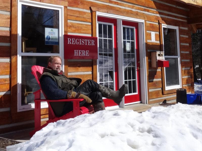 Der Hausherr: Peter Schleifenbaum vor dem Eingang seines «Haliburton Forest & Wild Life Reserve». Foto: Brigitte Geiselhart