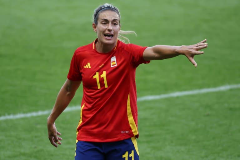 La mediocampista española Alexia Putellas da órdenes durante el partido entre España y Nigeria, por la segunda jornada del Grupo C del torneo femenino de fútbol de los Juegos Olímpicos de París, en el estadio La Beaujoire en Nantes el 28 de julio de 2024. (ROMAIN PERROCHEAU)