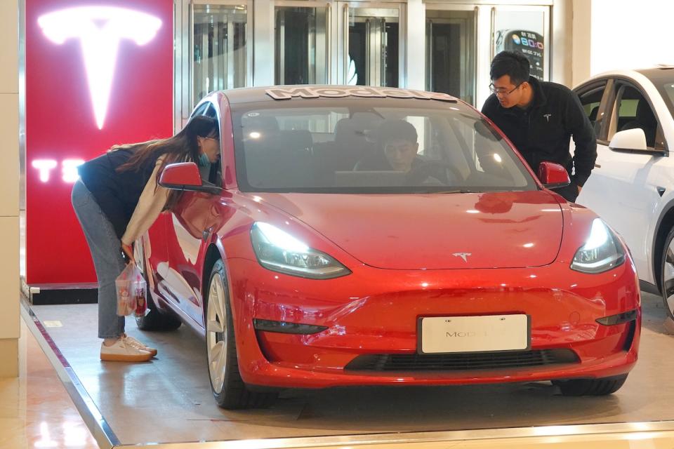 YANTAI, CHINA - OCTOBER 17, 2021 - A customer selects a car at a Tesla Experience store in Yantai, East China's Shandong Province, Oct. 17, 2021. In September 2021, Tesla China set a new record of 56,006 vehicles. (Photo credit should read Tang Ke / Costfoto/Barcroft Media via Getty Images)