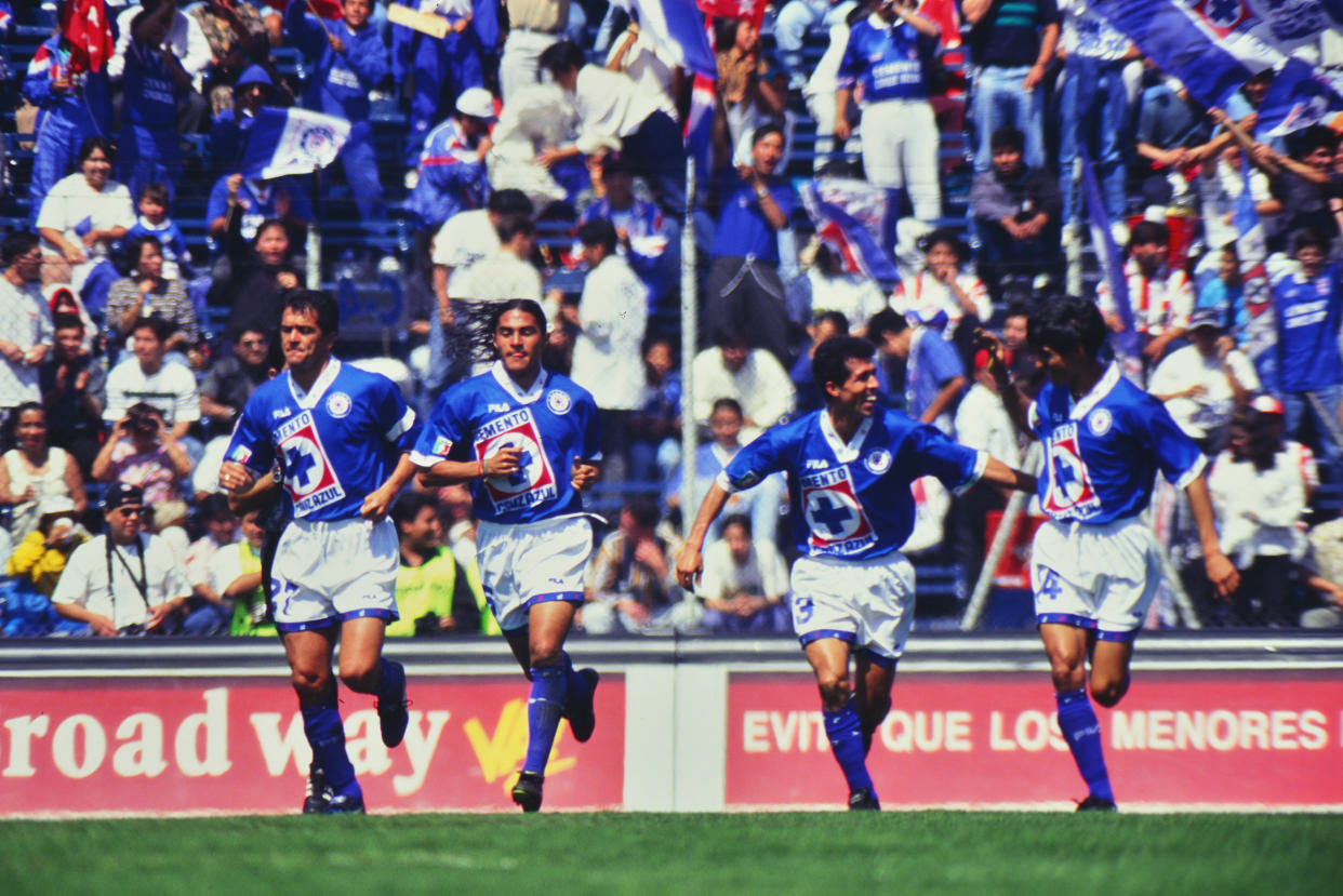 DISTRITO FEDERAL, MEXICO. Carlos Hermosillo, Juan Francisco Palencia y Carlos Barra del Cruz Azul en el estadio Azul, en el Distrito Federal, Mexico. (Foto: Archivo JAM MEDIA)