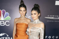 <p>Kendall (l.) und Kylie (r.) Jenner gehören dem Kardashian-Klan an – der kommerzielle Erfolg war somit schon in jungen Jahren vorprogrammiert. Neben lukrativen Make-up- und Fashion-Linien werde beide zudem als Models gut gebucht. (Bild: AP Photo) </p>