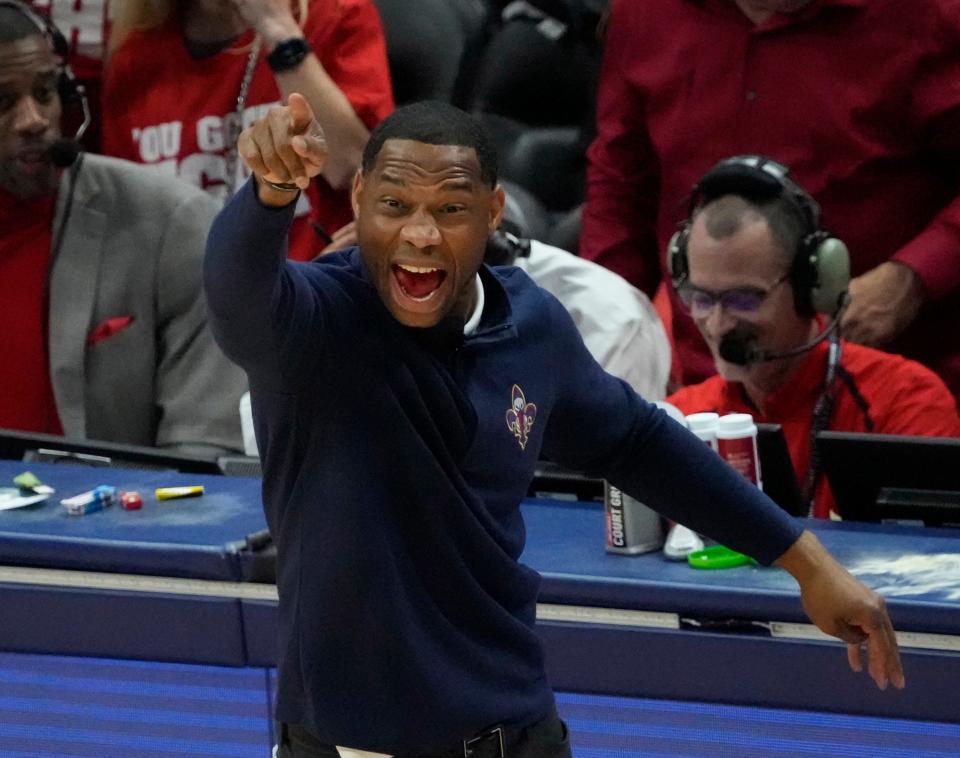 Apr 24, 2022; New Orleans, Louisiana, U.S.;  Pelicans head coach Willie Green directs his team against the Phoenix Suns during Game 4 of the Western Conference playoffs. Mandatory Credit: Michael Chow-Arizona Republic