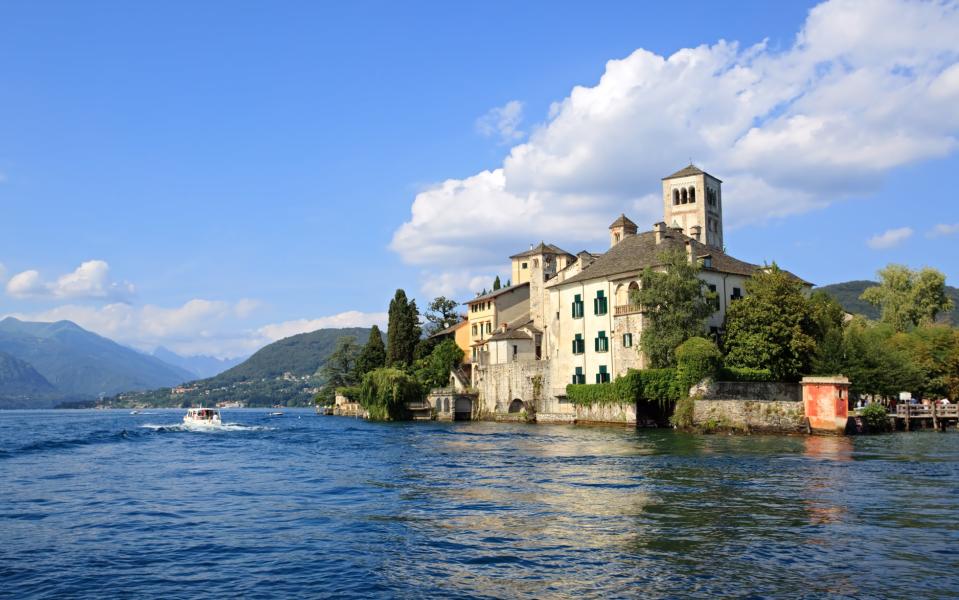 Discover the beautiful San Giulio island and take a tranquil stroll - MATTEO COLOMBO