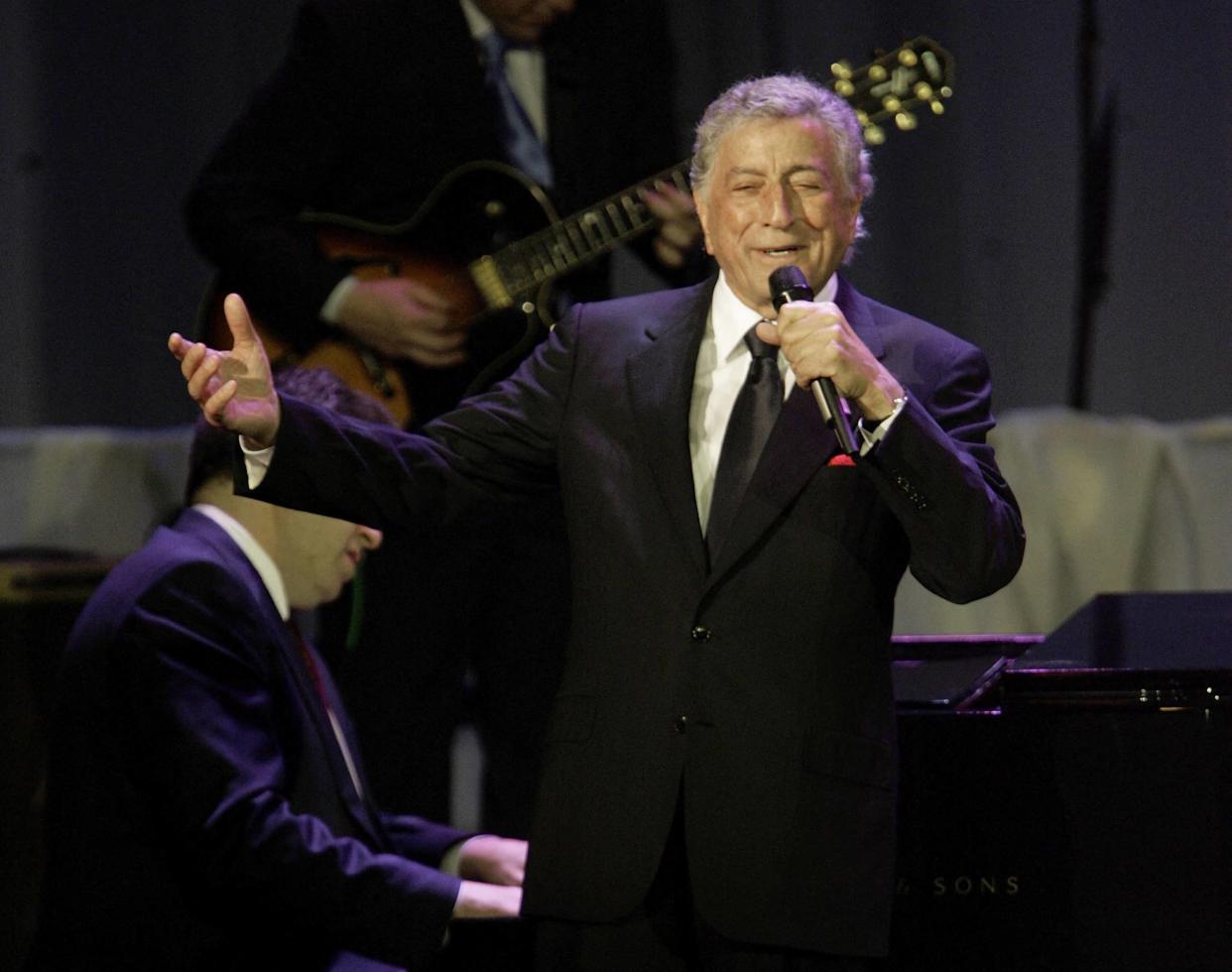 Tony Bennet, ici photographié en 2007, sur la scène  du National Building Museum de Washington. 