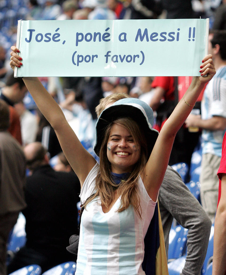 Una hincha de Argentina reclama a Messi en un partido de 2004. | Foto: Getty