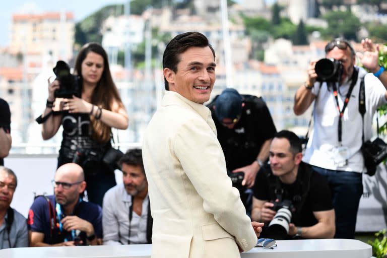 Súper elegante, el actor británico Rupert Friend deslumbró con un saco en off white para charlar con los periodistas