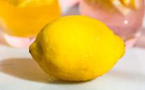 Überlegen Sie sich doch einfach mal, wo Zitronen und Zitrusfrüchte wachsen? Sehen Sie, da ist es doch naheliegend, dass sie es lieber warm als kalt mögen. Lagern Sie Ihre Zitronen trotzdem im Kühlschrank, müssen Sie leider einen Aroma-Verlust in Kauf nehmen. (Bild: iStock / Anka100)