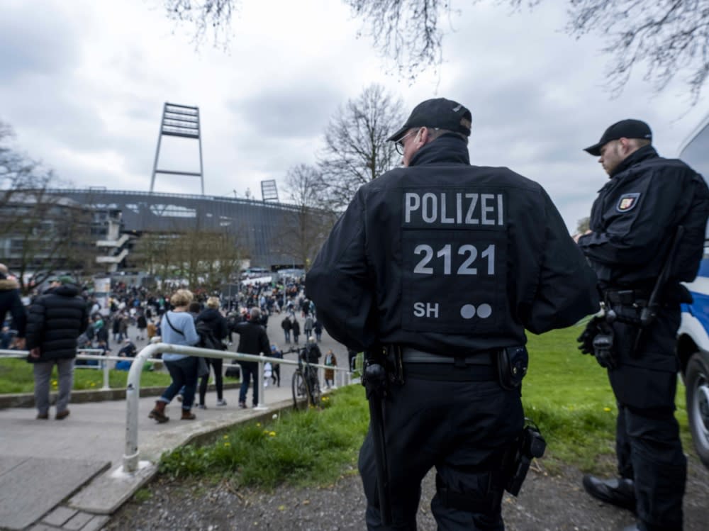 Polizeieinsatz am Bremer Weserstadion (IMAGO/David Inderlied)