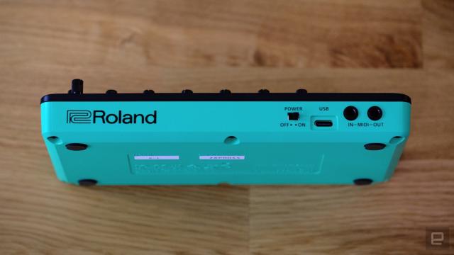 ROLAND S-1 TWEAK SYNTHESIZER