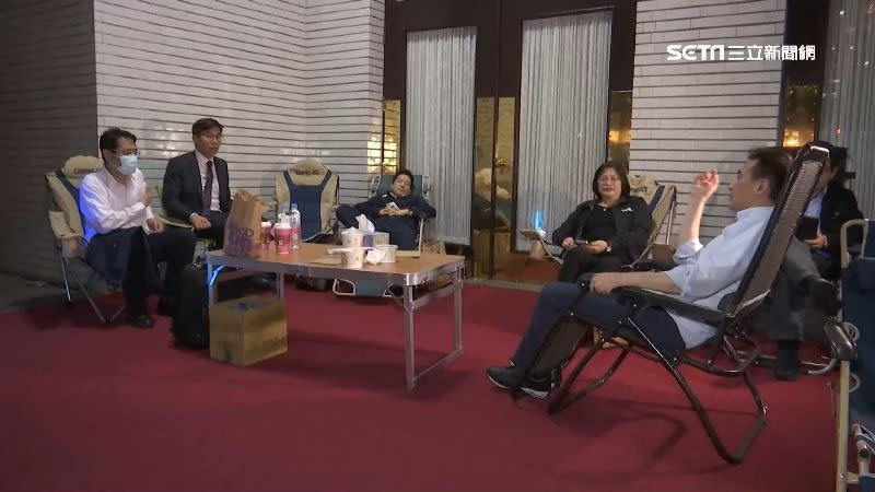 民進黨立委在議場外輪班，為蘇貞昌週五的施政報告做準備。