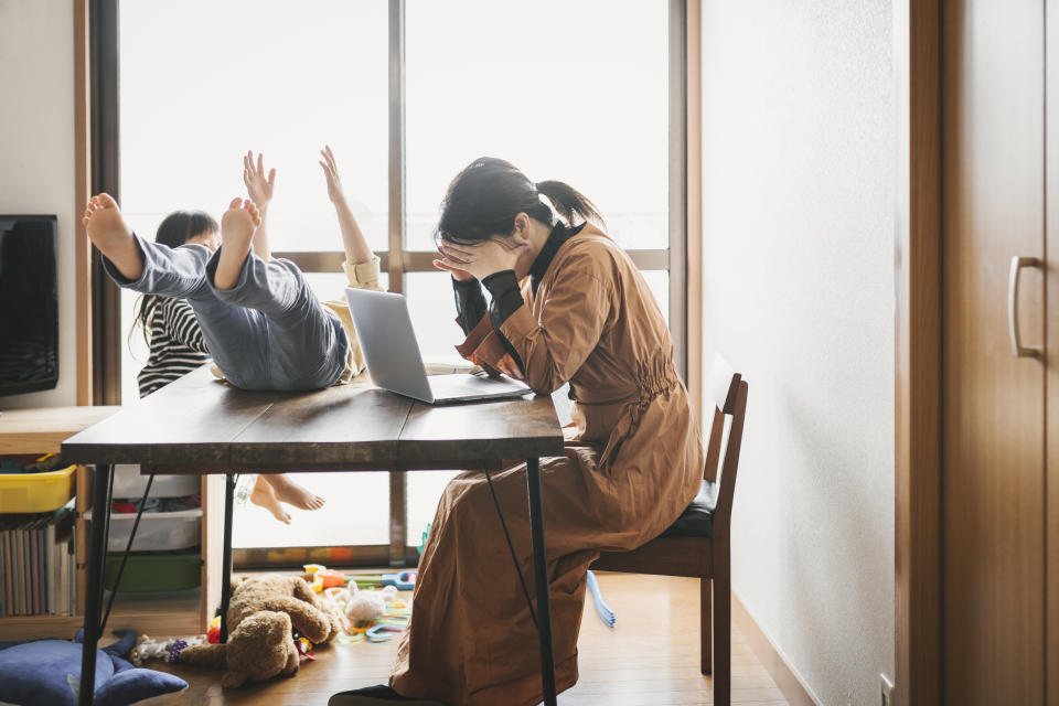 Las mujeres de hoy aportan un 35 % más al cuidado de los niños que las madres de la década de 1960. [Foto: Getty Images]