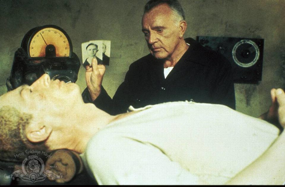 En Coral Gables Art Cinema se exhibe el filme de ciencia ficción ’1984’ (1985) con las actuaciones de John Hurt, Richard Burton y Suzanna Hamilton. Basada en la novela homónima de George Orwell.