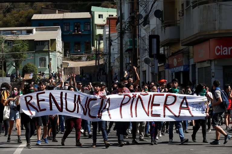 Manifestantes marchan mientras sostienen una pancarta durante una protesta, en Valparaíso, Chile, 22 de octubre de 2019