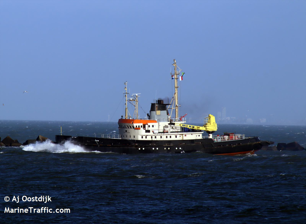 La navire Blue Sky III, de 50 mètres de long, est bloqué au large de Lorient avec à son bord neuf hommes.