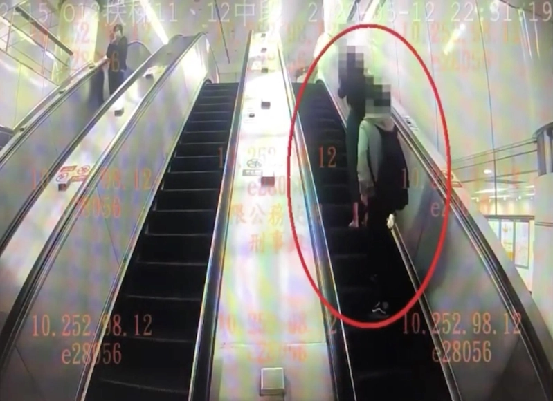 一名嫌犯利用手扶梯高低差，偷拍女性裙底。（北市捷警隊提供）