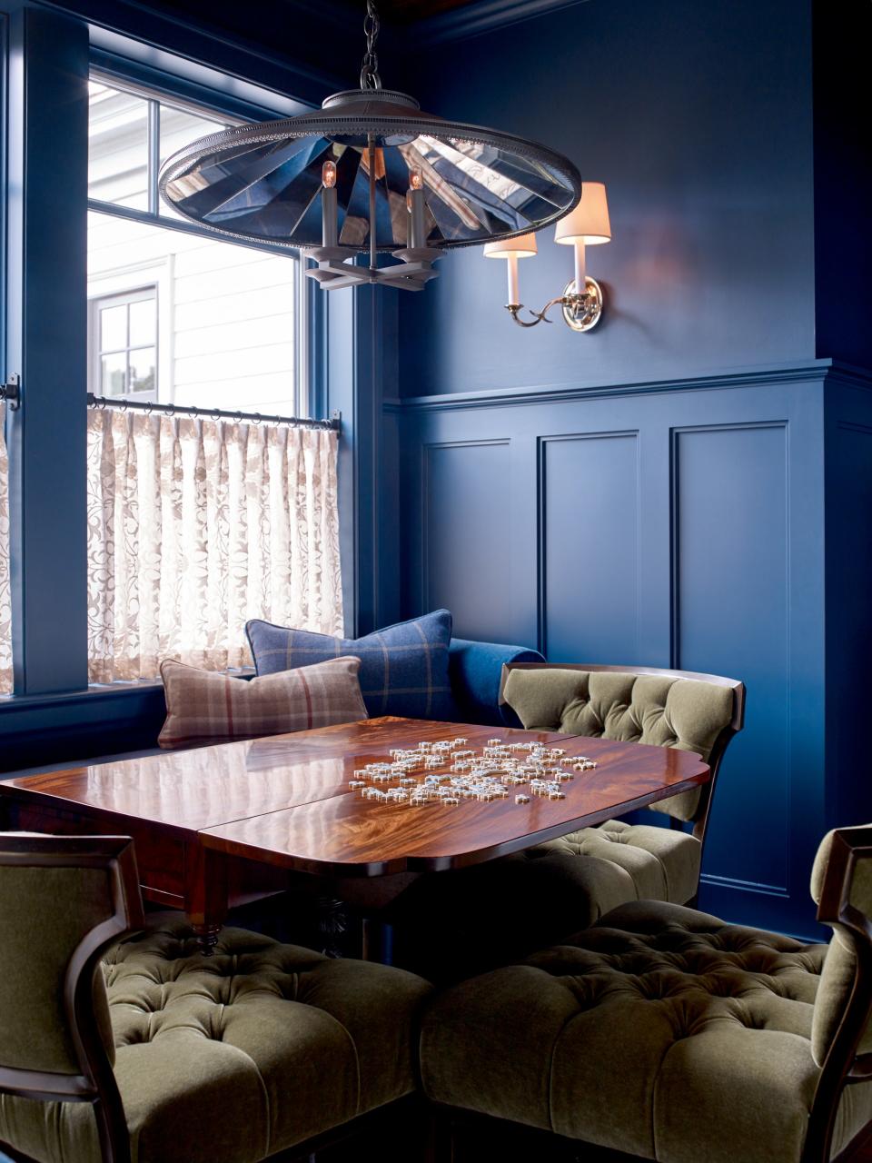 “I love the study,” says Janice. “It’s that room where I like to go and read a book or do a puzzle.” The room features a 19th-century mahogany breakfast table found at a local antiques shop. The William Morris café curtains, done in pure net appliqué fabric through Sanderson Design Group, add a layer of softness. The pillows are covered in Cowtan & Tout, Duralee, and Schumacher fabrics.