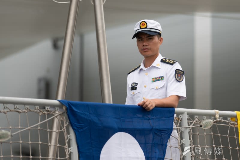 20230527-湛江艦艦長韋強上校全程緊盯開放期間碼頭動態。（傅啟禎攝）