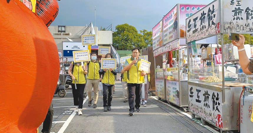 台南市大東東夜市未取得營業許可即開業，市府市場處派員巡行各攤位，當面要求「不要營業」。（圖／中國時報洪榮志攝）