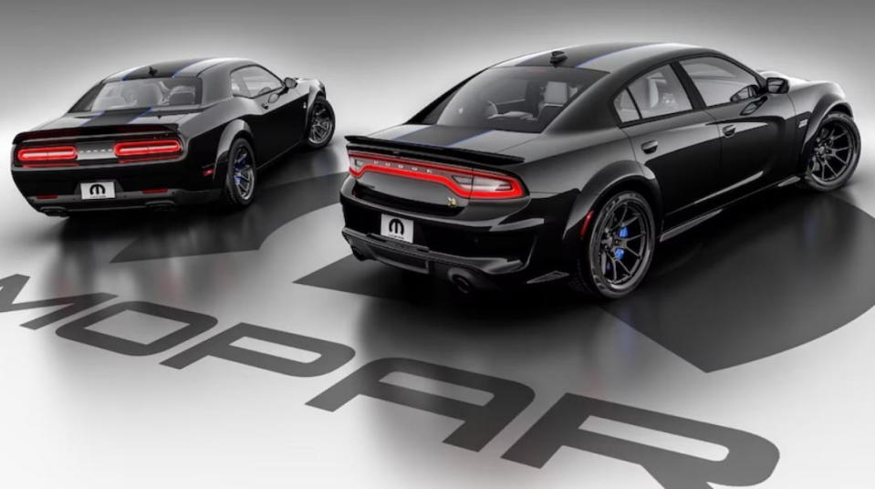 圖／Dodge Challenger與Charger特別版車身皆採用低調的亮黑色，車頂則以藍色與啞光黑色條紋呈現，車輪部份則為黑色輪胎和與藍色制動卡鉗的組合。