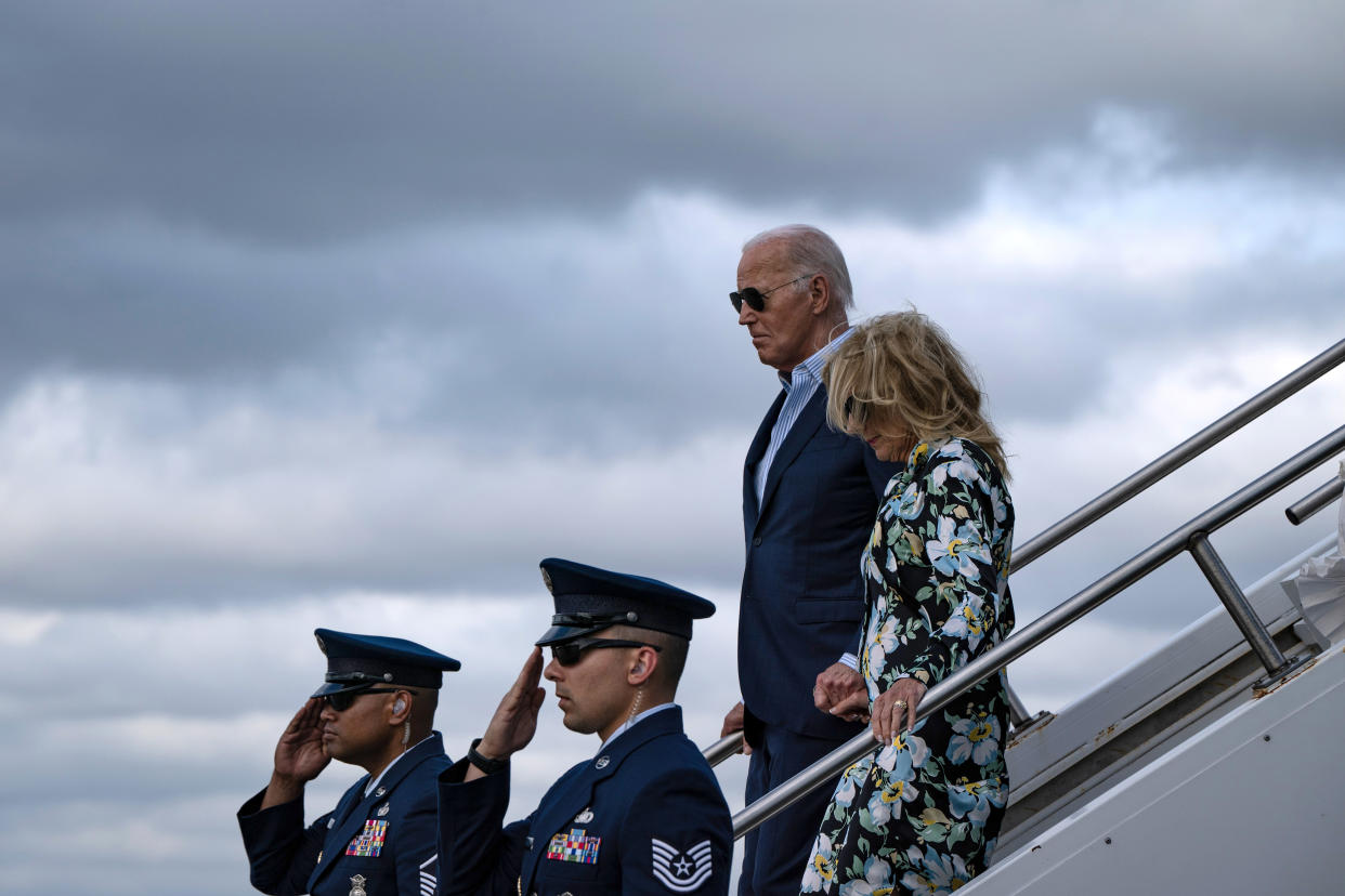 El presidente Joe Biden, izquierda, y la primera dama Jill Biden llegan a la base aérea McGuire, en el condado de Burlington, Nueva Jersey, el 29 de junio de 2024. (Haiyun Jiang/The New York Times).