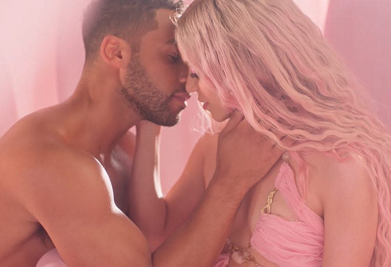 Shakira y Lucien Leon Laviscount en el videoclip de Puntería