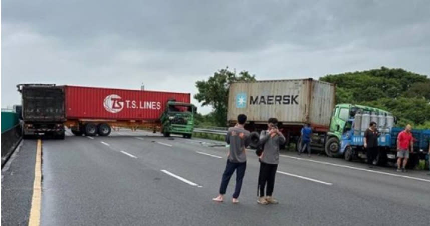 國道4號神岡路段發生4車追撞車禍，造成後方車流紫爆，全線一度封閉。（圖／翻攝畫面）