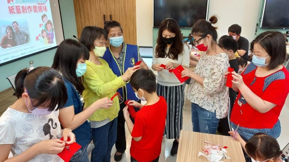 剪紙老師教導參加的親子剪出康乃馨及石虎，提前祝福天下媽媽母親節快樂！（記者曾厚銘攝）