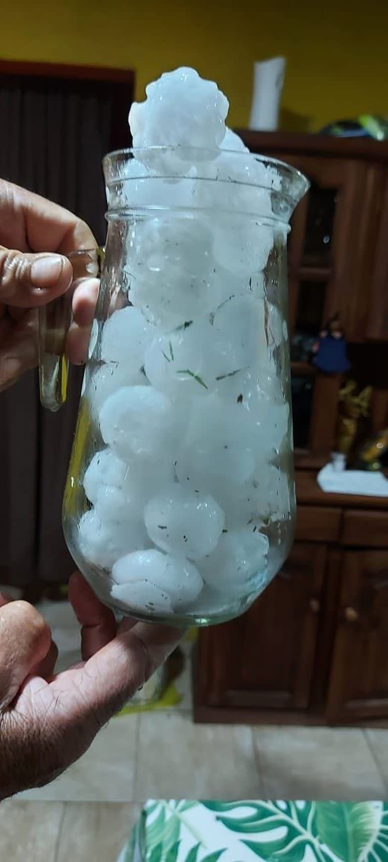 Un vecino del interior bonaerense compartió la imagen de una jarra llena con granizo (@Tiempo_AMBA).