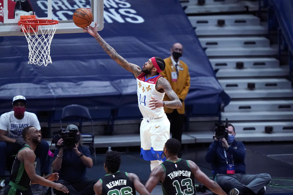 Brandon Ingram (14), de los Pelicans de Nueva Orleans, se eleva para encestar en la segunda mitad del partido ante los Celtics de Boston, el domingo 21 de febrero de 2021, en Nueva Orleans. (AP Foto/Gerald Herbert)