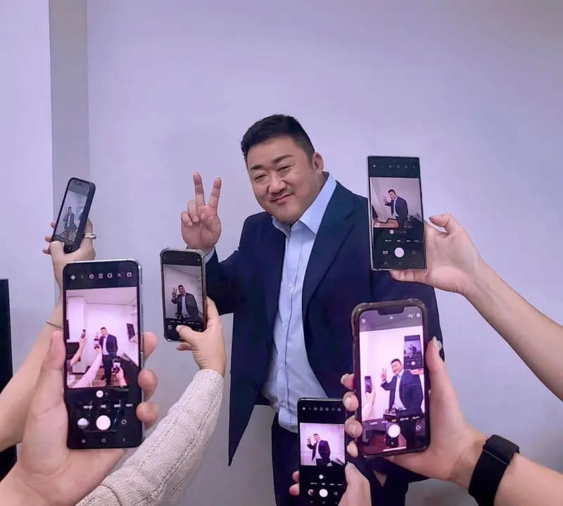 ▲韓國拍照姿勢百百款，馬東石模仿女明星的多手機美照。（圖／取自馬東石IG）