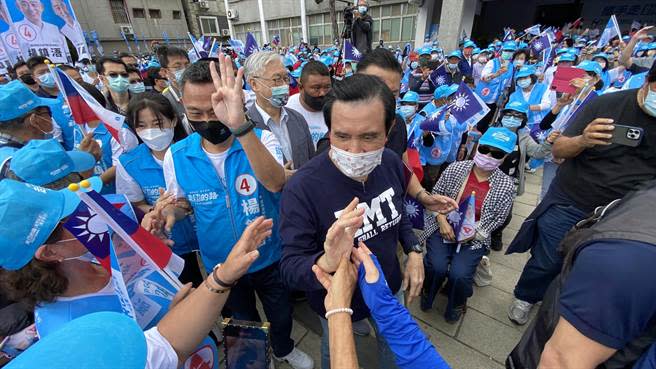 前總統馬英九跨海為楊鎮浯站台，到場時受到支持者熱情競相握手，展現超高人氣。(于家麒攝)