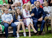 <p>Los hijos de Haakon y Mette-Marit de Noruega, Ingrid Alexandra y Sverre Magnus, tienen 14 y 13 años. Los pequeños han ido modificando su vestuario conforme a su edad y aquí los vemos con looks muy casual que incluyen zapatillas deportivas. (Foto: Gtres). </p>