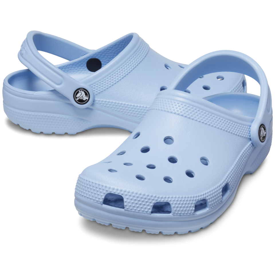 Bidh sneakers Crocs Crocs gu h-èibhinn a’ co-obrachadh le sgoltagan buntàta Pringles! Tha lasachadh mòr de 42% air an làrach-lìn oifigeil, cho ìosal ri $168. Faigh slipers tràigh le boghaichean / seudan / goireasan bhròg Hello Kitty Ceannaich 3 agus faigh 1 an-asgaidh.