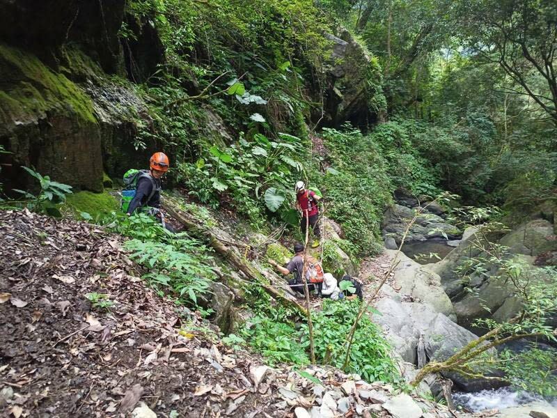 桃園市消防局搜救人員攻上約2000公尺的唐穗山，沿途搜尋失聯的周姓山友。民眾提供