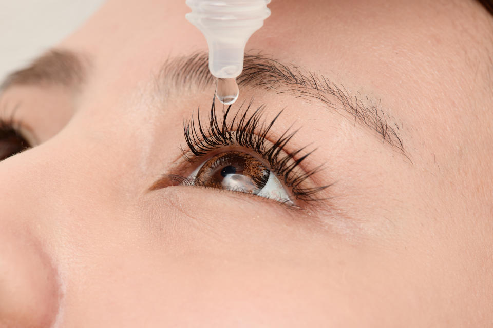 Lo más recomendable para cuidar nuestros ojos es evitar usar tratamientos y líquidos sin consultar al especialista. (Getty Creative)