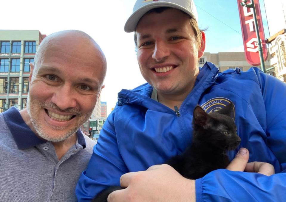IndyStar columnist Gregg Doyel delivering the kitten he found to Elijah Helton