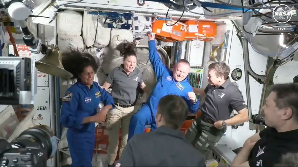 Die NASA-Astronauten Suni Williams und Butch Wilmore werden am 6. Juni 2024 von der Besatzung der Internationalen Raumstation begrüßt. – NASA/AP