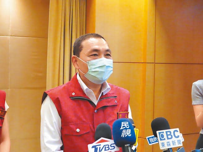 新北市長侯友宜指出，若耶誕城人潮過多，將啟動出入口管制。（葉德正攝）