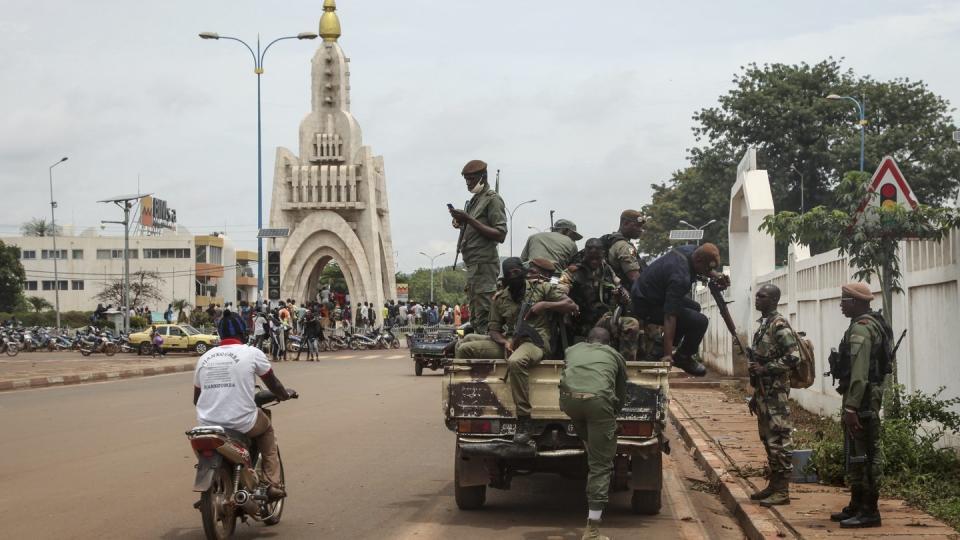 Sicherheitskräfte fahren Mitte August in einem Lastwagen durch die Hauptstadt Bamako - das Militär hatte Malis Präsidenten zum Rücktritt gezwungen.