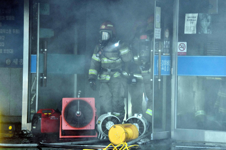 <p>Rescue workers searched a scorched, smoke-filled hospital on Jan.26, 2018 in Miryang, South Korea. (Photo: Kim Gu-Yeon/Gyeongnam Domin Ilbo via Getty Images) </p>