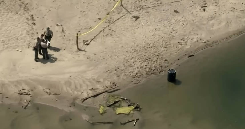 洛杉磯郡的馬里布潟湖州立海灘上的一個桶子內發現一具男性遺體。（圖／翻攝自KTLA5）