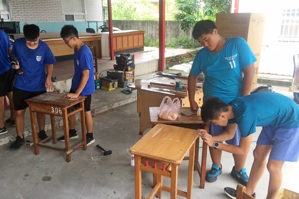 公東高工「木後花絮」社團用專業回饋社會，走進國中校園協助修繕課桌椅。