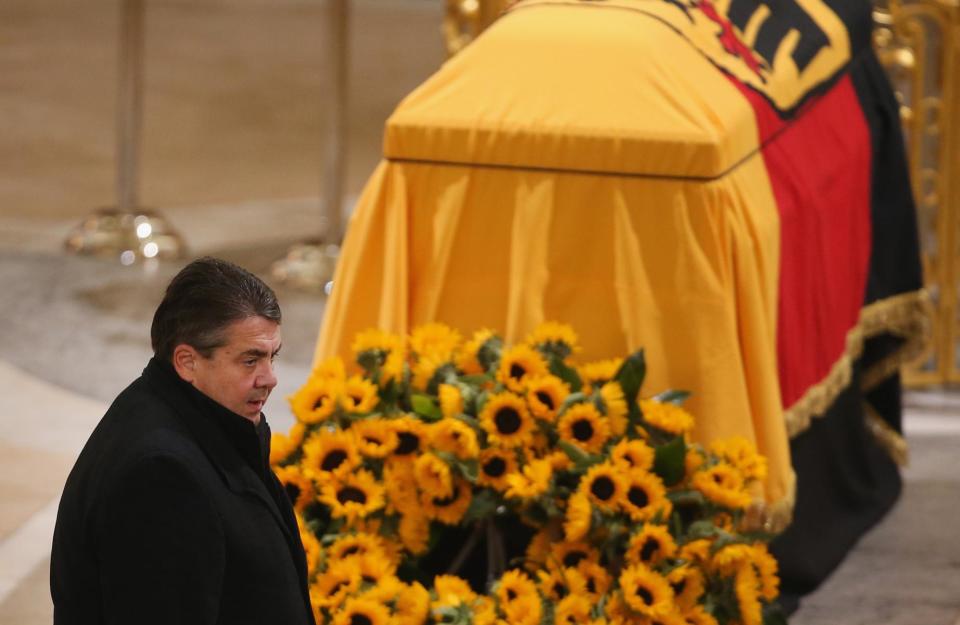 "Er lebte für die Politik und die Aufklärung der Bürgerinnen und Bürger. Er hat sich um unser Land und seine Partei verdient gemacht", sagte der SPD-Vorsitzende Sigmar Gabriel in einem Nachruf.