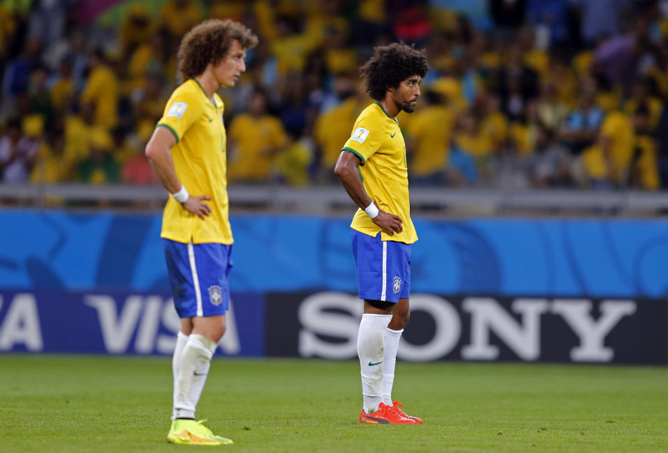 ARCHIVO - Los brasileños David Luiz (izquierda) y Dante reaccionan tras encajar el sexto gol de Alemania en la semifinal del Mundial, el martes 8 de julio de 2014, en Belo Horizonte, Brasil. (AP Foto/Frank Augstein)