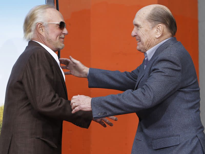 Foto de archivo de los actores James Caan (D) y Robert Duvall en una ceremonia en el Teatro Chino en Hollywood, California