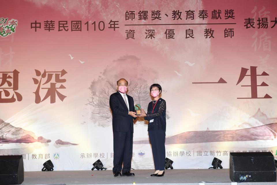 張林秀琴獲頒第16屆教育奉獻獎（圖片來源：教育部）