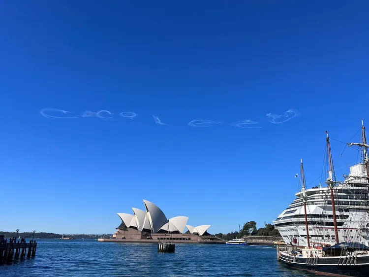 雪梨的天空上，出現李玟的英文名字。聲動娛樂提供