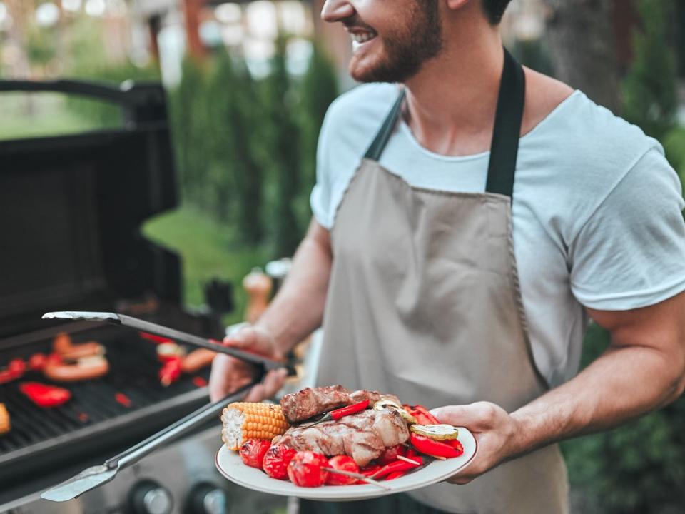 Der Geruch von gegrilltem Fleisch gehört für viele zum Sommer dazu. (Bild: 4 PM production/Shutterstock.com)