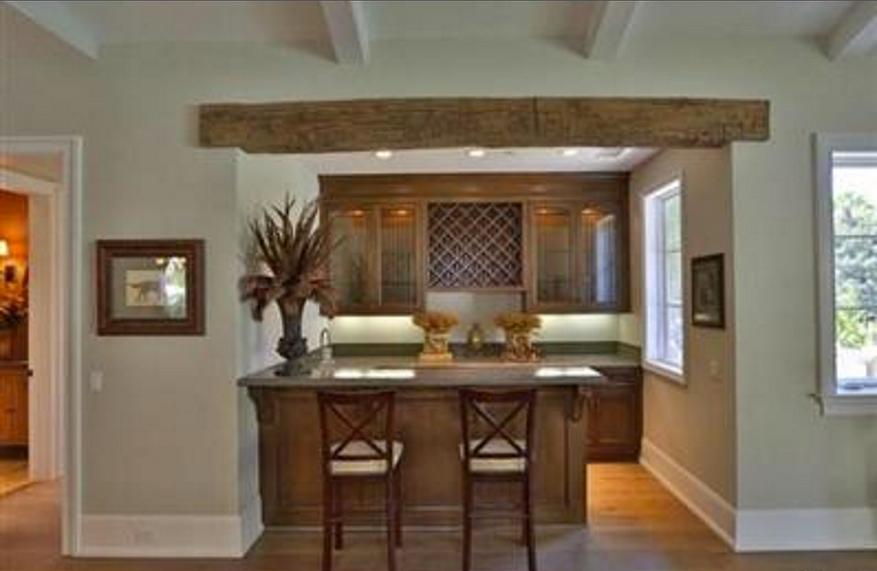 <p>The home also has traditional wood bar, perfect for entertaining the socialite’s entourage. (Trulia.com) </p>