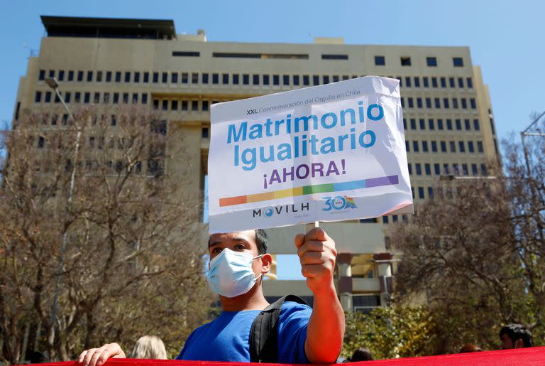 Miembros del movimiento por el matrimonio igualitario manifiestan frente al Congreso en Valparaíso